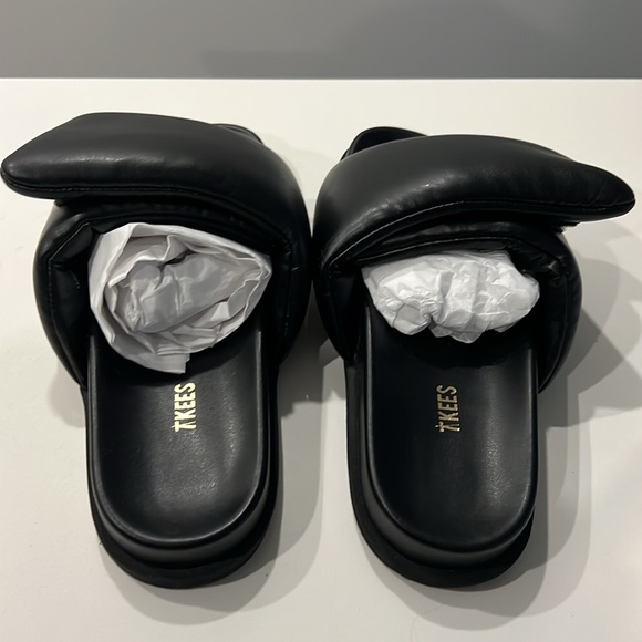 TKEES- black faux leather puffy velcro slides *NEW* - Picture 3 of 4